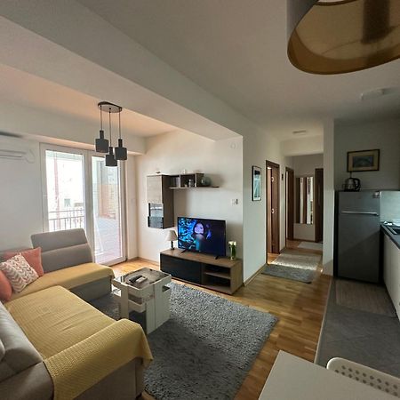 Ira'S 2 Bedroom Central Place With Private Parking Skopje Exterior foto