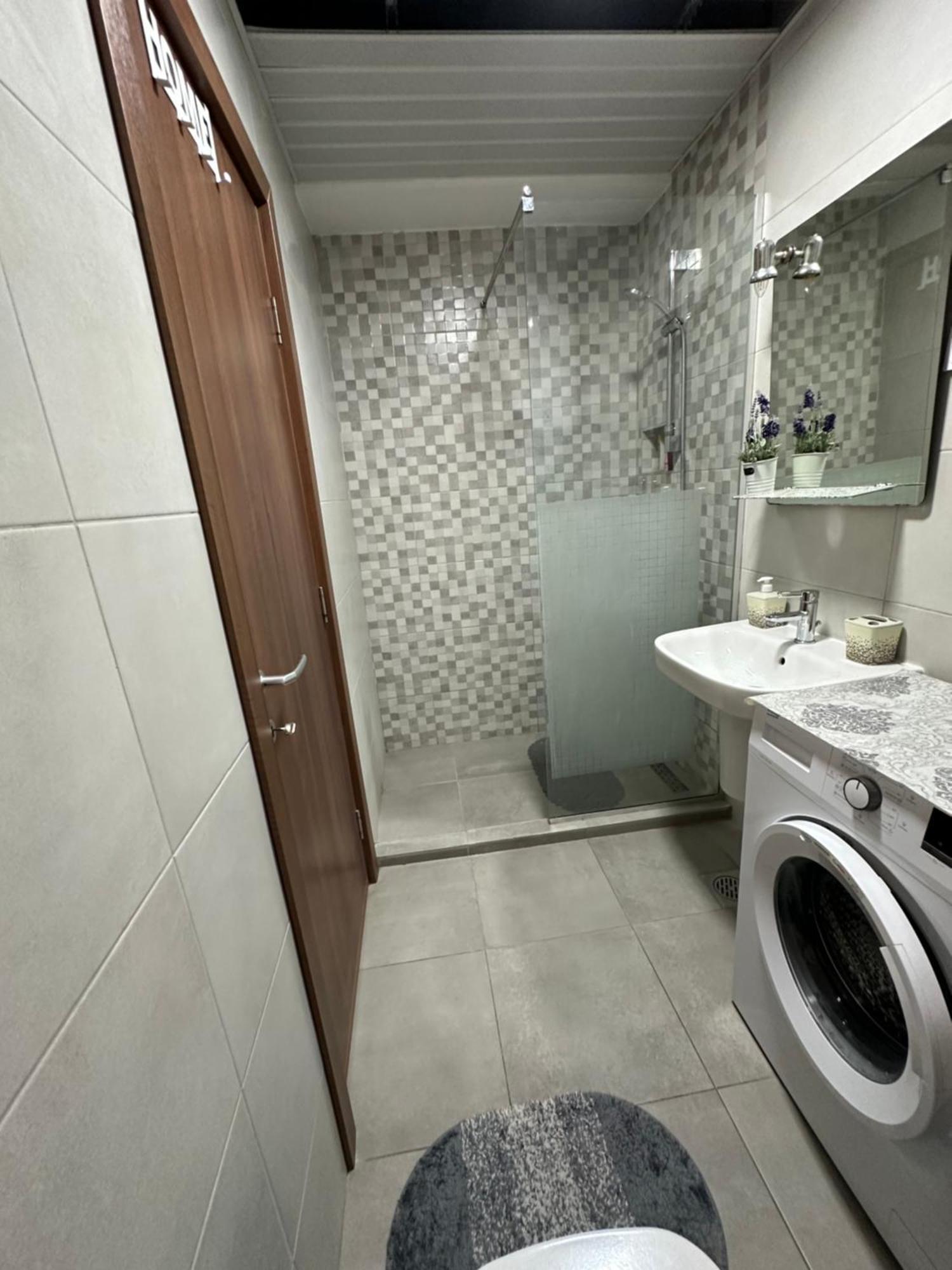 Ira'S 2 Bedroom Central Place With Private Parking Skopje Exterior foto
